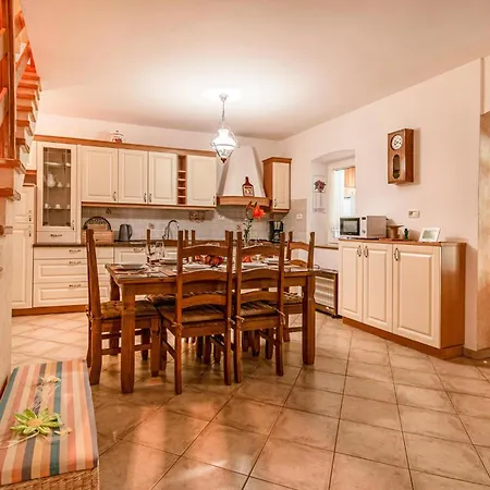 Prázdninový dům Amazing In With Kitchen Štanjel